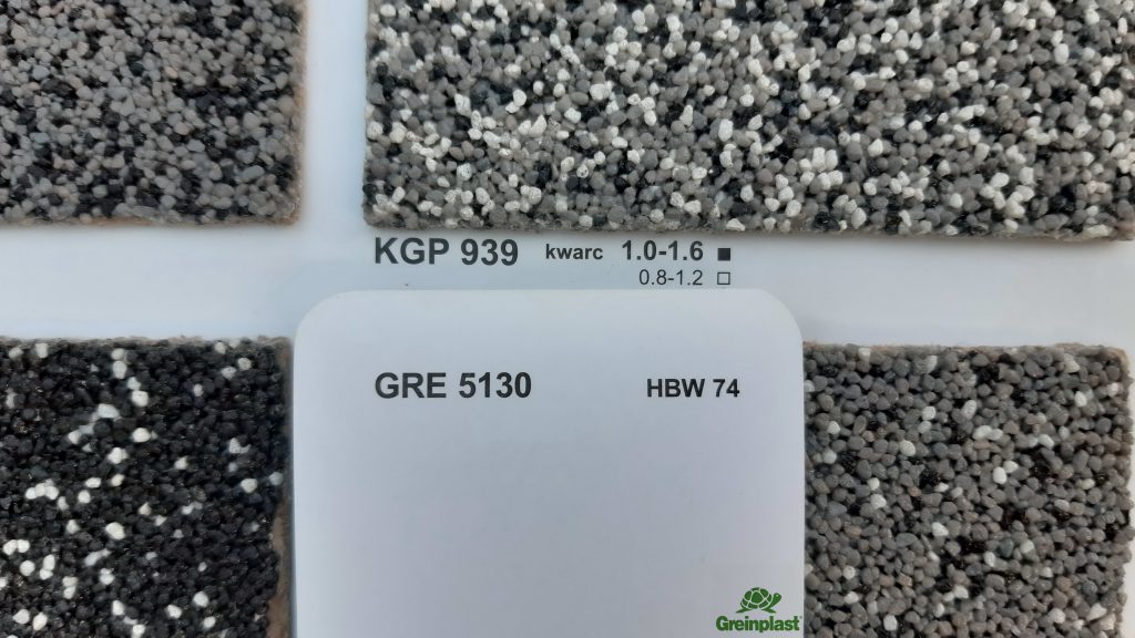 Утеплювач: стіни - мінвовна 100мм, цоколь - екструдований пінопласт 50мм;
Стіни: штукатурка <strong>Nanosilex </strong>(баранець 1,5мм), колір GRE5130;
Цоколь: камінцева мозаїка KGP939