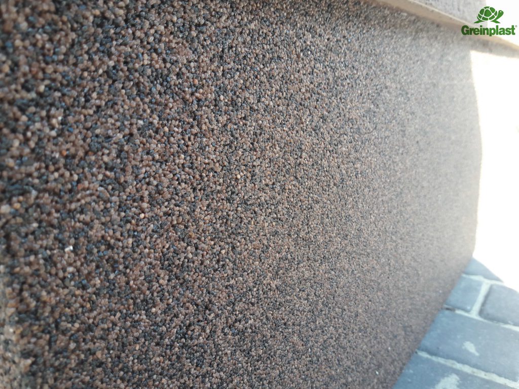 Штукатурка: камінцева мозаїка, колір KGP930 з додатковим вмістом чорного камінця (+10%)