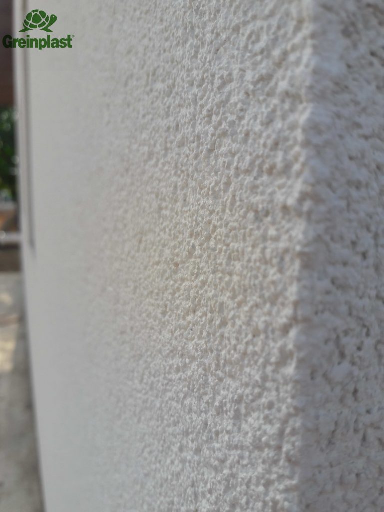 Стіни: штукатурка акрилова баранець TAB (фракція камінця 1,5мм), колір GRE0000 (білий)