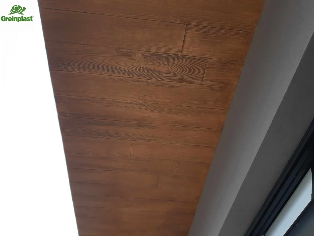 Декоративне оздоблення стін:

штукатурка наносиліконова Nanosilex баранець TNB (фракція камінця 1,5мм), колір GRE0000/ GRE6740
<h6></h6>
Декоративний елемент: емітація дерева - панель акрилова OEA-D, колір №26 Winchester