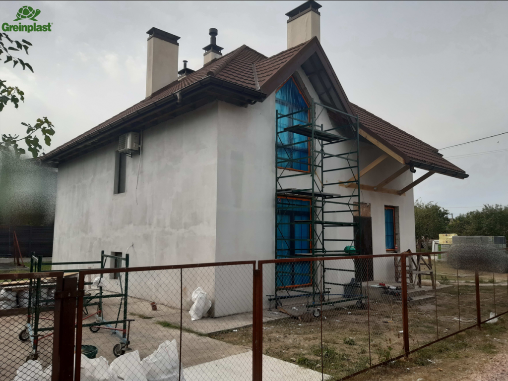 Утеплювач: пінопласт EPS50 графіт 150мм; Декоративне оздоблення стін: штукатурка силіконова баранець TXB (фракція камінця 1,0мм) + маса силіконова (на гладко) MSX, колір GRE6810; Декоративний молдинг: фарба силіконова FX, колір - GRE0000; Емітація дерева - панель акрилова OEA-D, колір №22 Drzewo Bete; Цоколь: емітація керамограніту - панель кварцева, колір KG08.